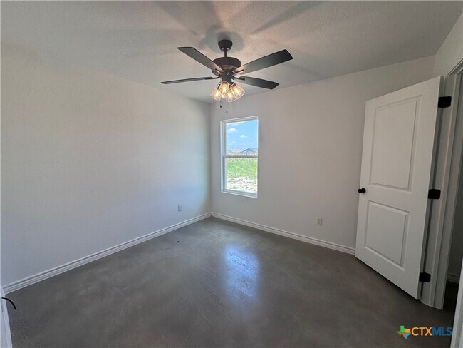 Building Photo - 907 Smoke Tree Ln