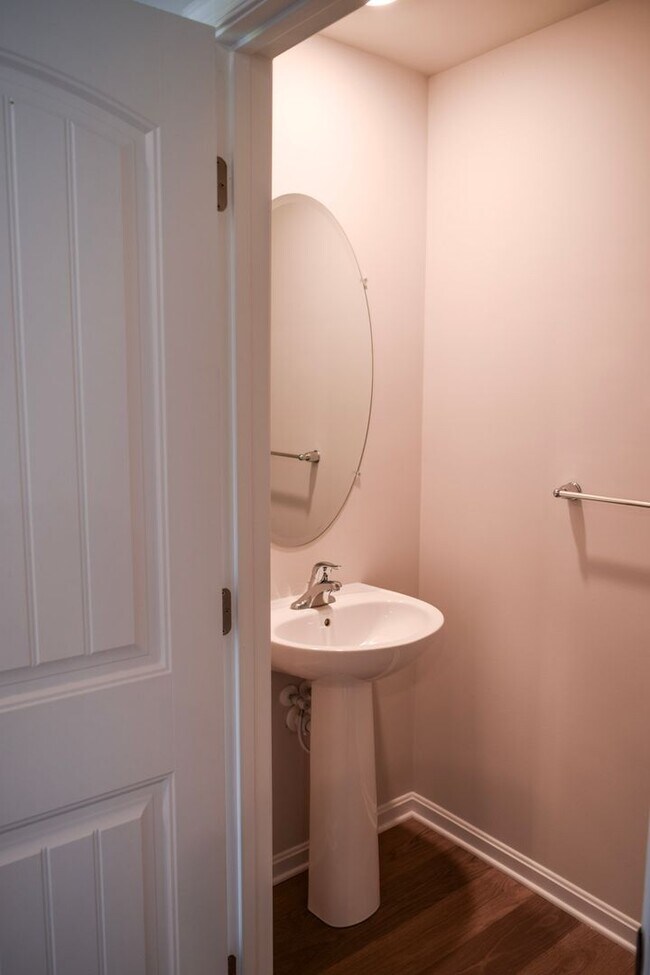 Building Photo - Stunning Brand New Townhome