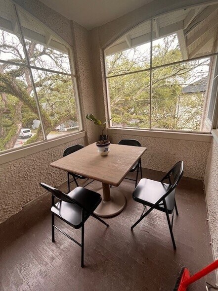 Screened and covered furnished balcony (2902) - 2900 Palmer Ave