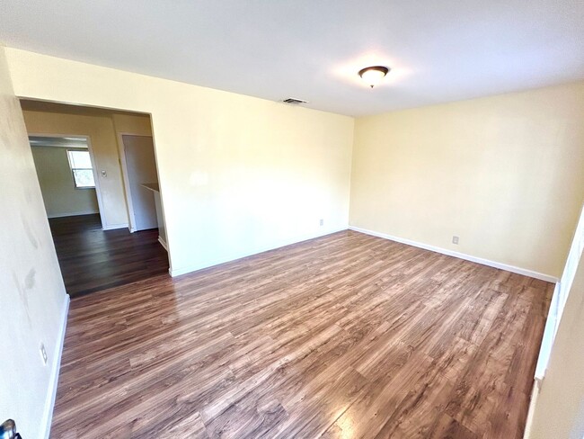 Building Photo - AVAILABLE NOW! PET FRIENDLY 3 Bedroom / 1....