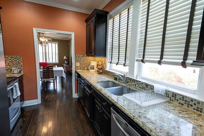 Building Photo - Cozy Midtown 3 Bed / 2 Bath Retreat!