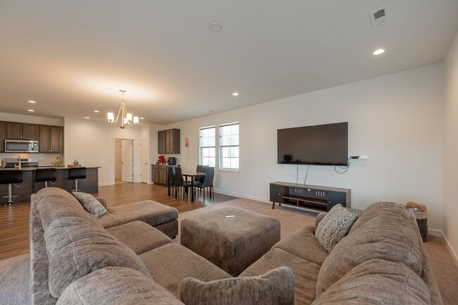 Building Photo - Modern Home with Open Floor Plan in Blacks...
