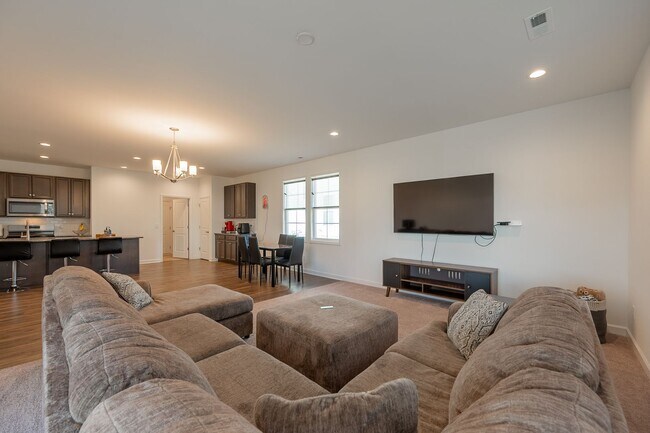 Building Photo - Modern Home with Open Floor Plan in Blacksburg