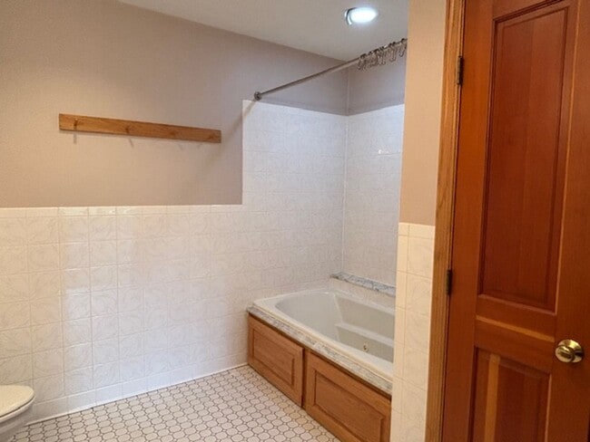 Building Photo - Spacious 4 BR/4 BA Single-Family Home in a...