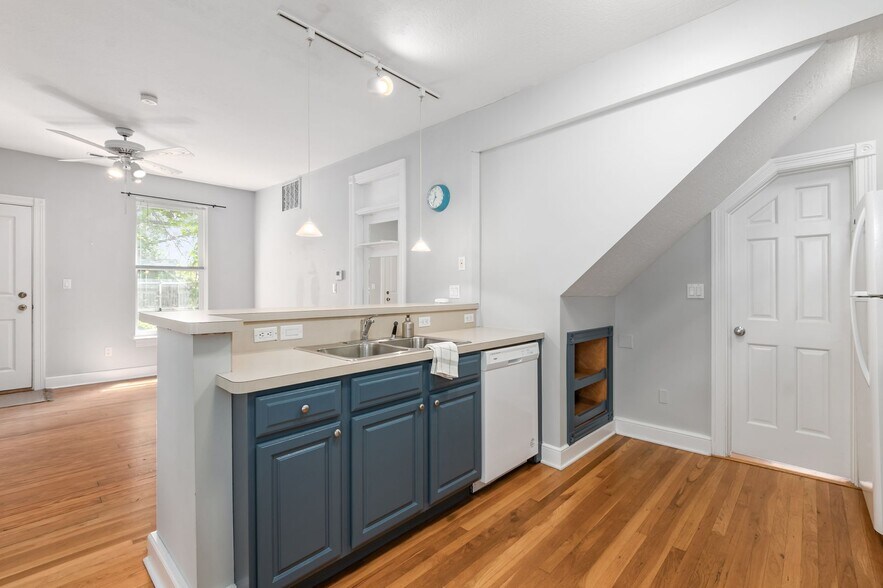 Kitchen - 36 E Kossuth St