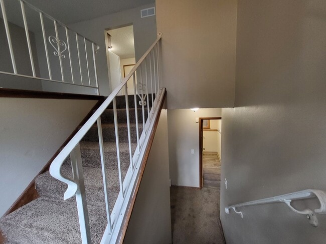 Building Photo - Spacious 4 bedroom home!