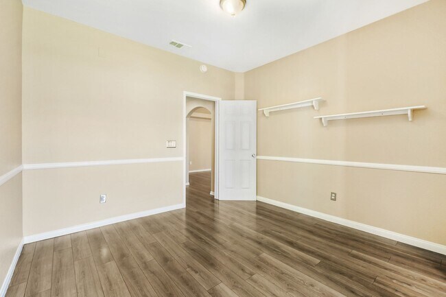 Building Photo - 2-Bedroom Condo in Gated Community!