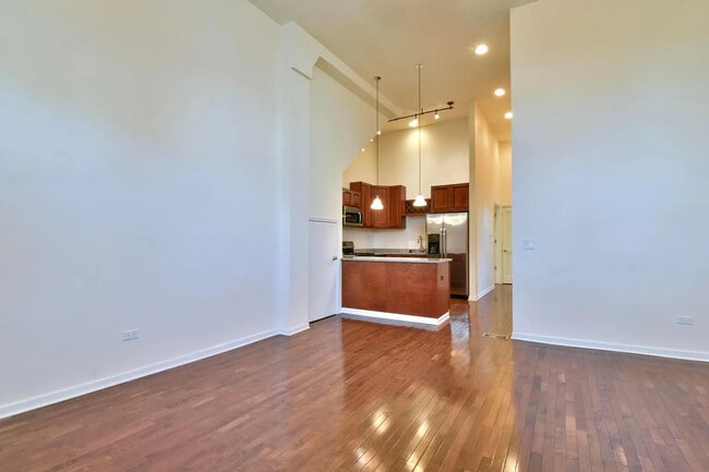 Building Photo - 1761 W Augusta Blvd