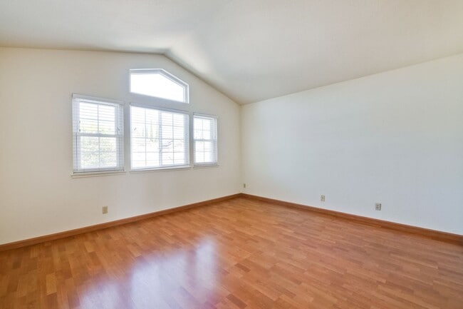 Building Photo - Hardwood Floors- A/C- Full Bedroom and Bath on First Floor: Fresh Paint