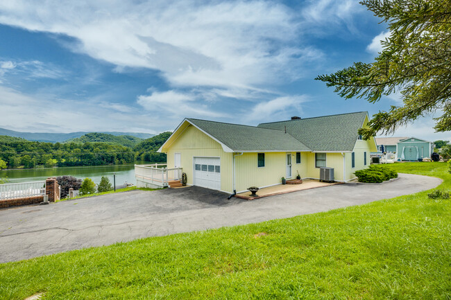 Side view of the house - 21392 Lakeshore Dr