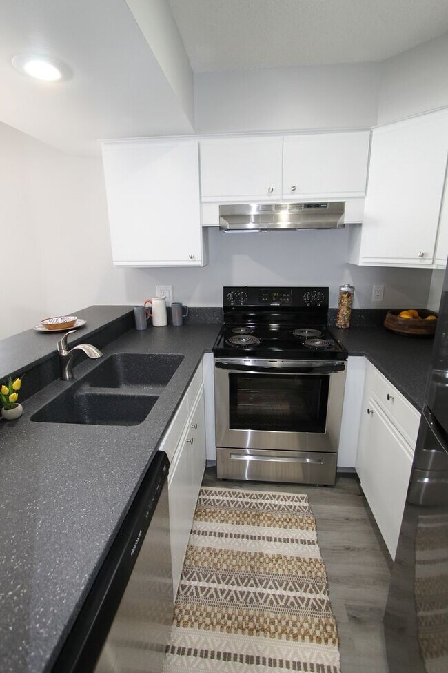 Building Photo - Large one bedroom with amazing vaulted ceilings and a balcony!  Check us out today!