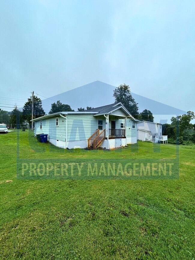 Building Photo - Three bedroom home in Chattanooga!