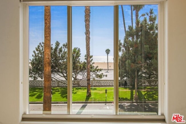 Building Photo - 2203 Ocean Ave