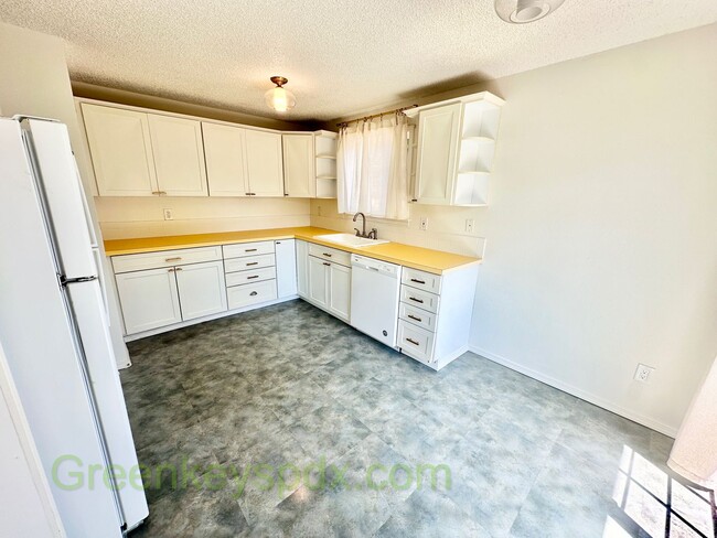Building Photo - Awesome 2-Bedroom Condo Near Multnomah Vil...