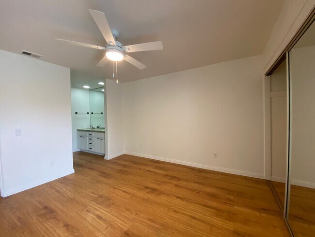 Building Photo - Lovely 2Bedroom, 2 Bathroom Condo!