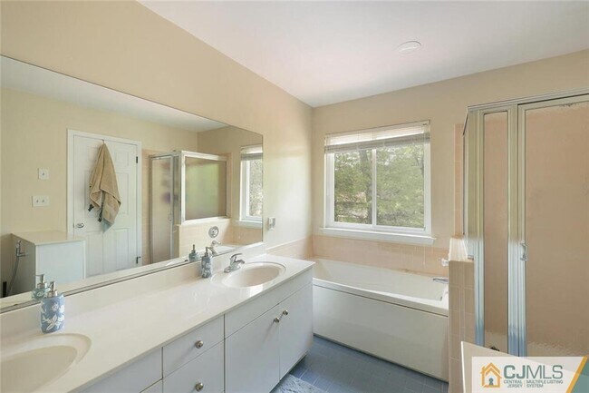 Building Photo - 160 Buttonwood Dr