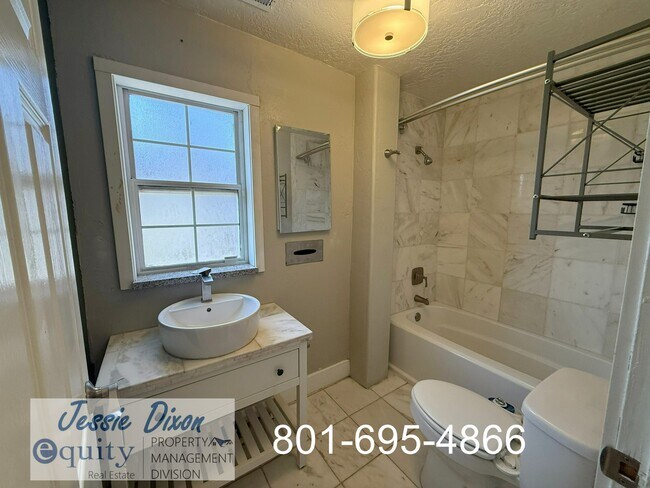 Building Photo - 866 E 22nd St