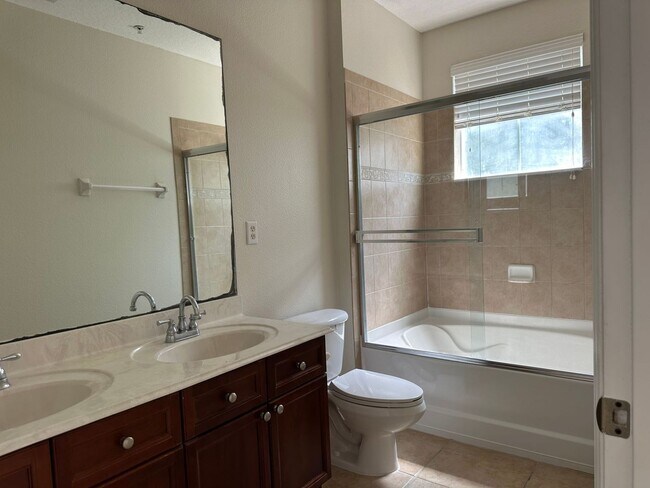Building Photo - Comfortable and Spacious 3 bedroom 2 Bath ...
