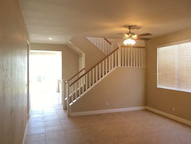 Building Photo - Gorgeous 3 Bed/ 2.5 Bath Home In Green Valley
