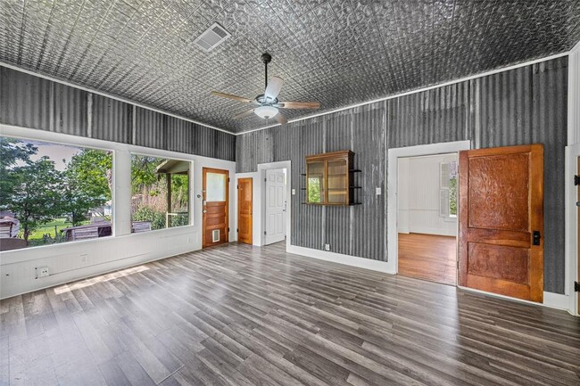 Building Photo - 433 E Davilla St