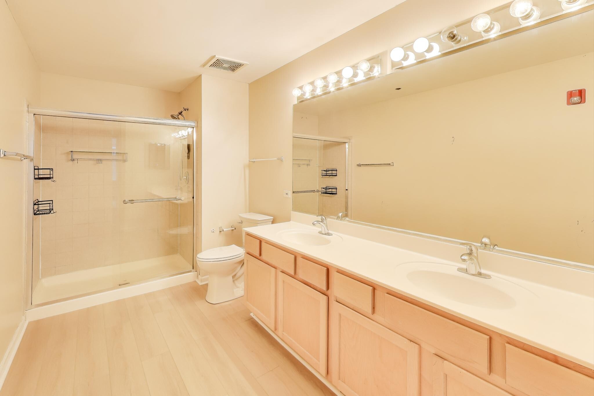 Building Photo - 933 W Van Buren St