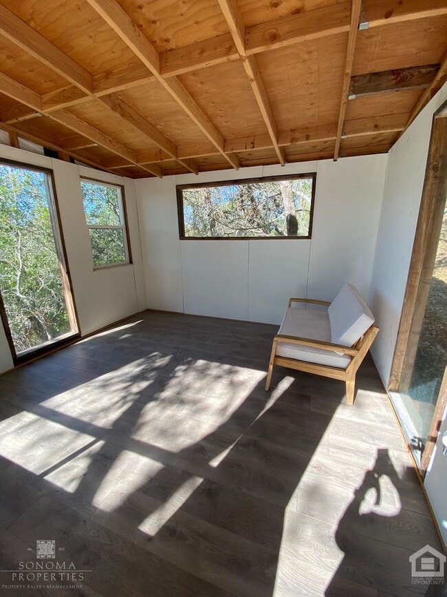 Building Photo - City Meets Serenity – Hillside 3bd/2ba Hou...