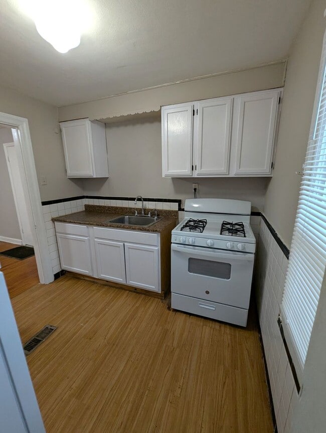 Building Photo - Move-in Special: $625 Security Deposit (th...