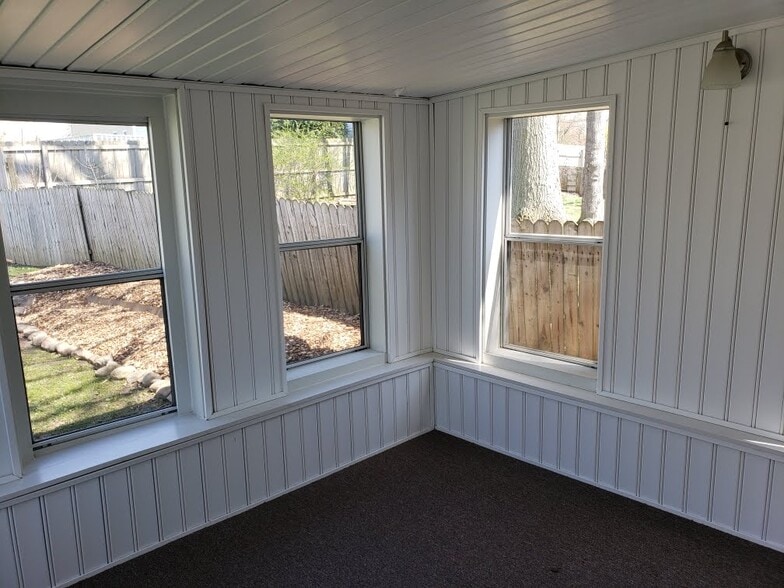 Sun porch - 4619 West St