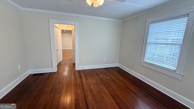 Building Photo - 142 Oak Ave