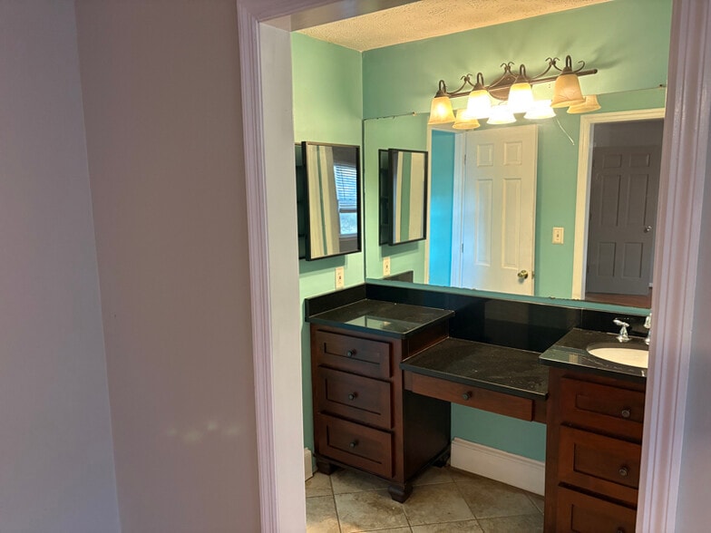 Building Photo - 404 Lake Front Dr