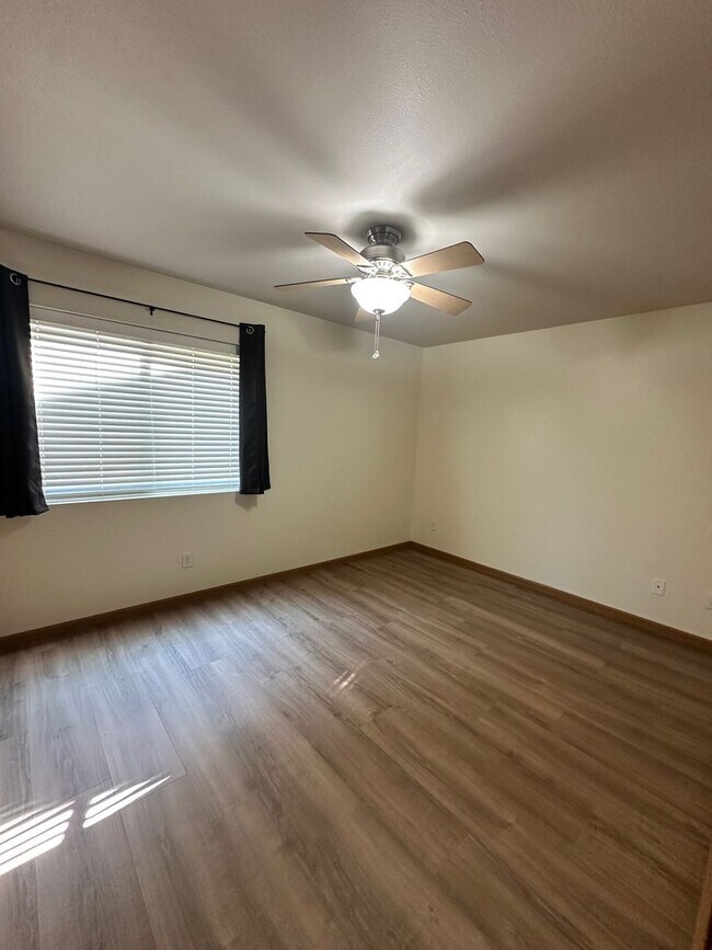 Building Photo - Lovely 2 bedroom 1.5 bath condo