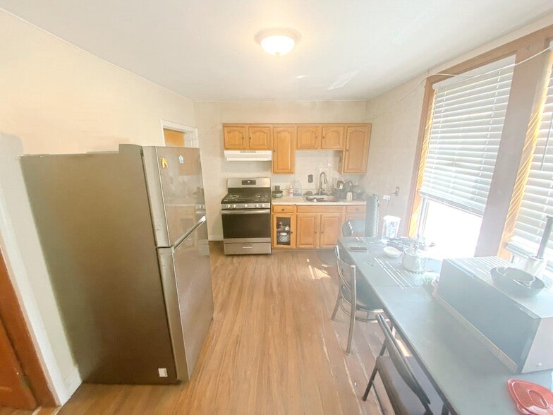 Building Photo - 739 Parker St