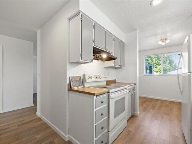 Building Photo - 1207 W 13th Ave