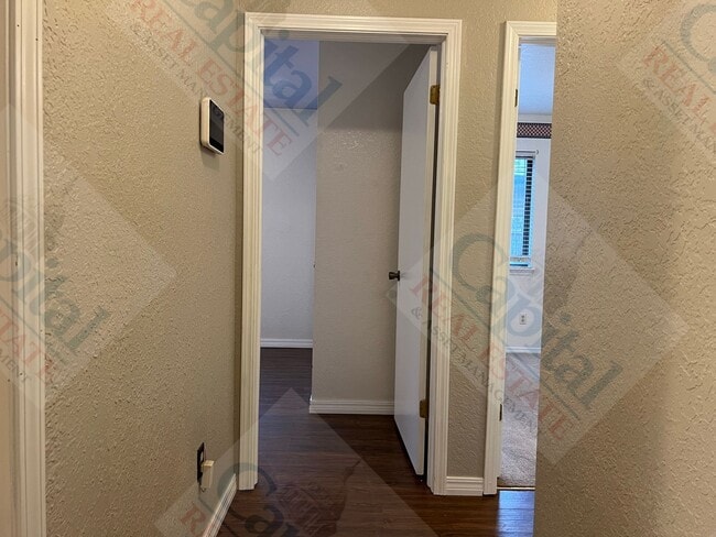 Building Photo - Charming 3 Bedroom