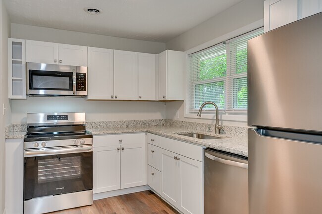 Building Photo - 1406 Ridgewood Dr
