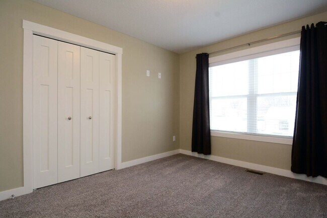 Building Photo - Beautiful 3 BD / 2.25 BA townhome in Rosemount!
