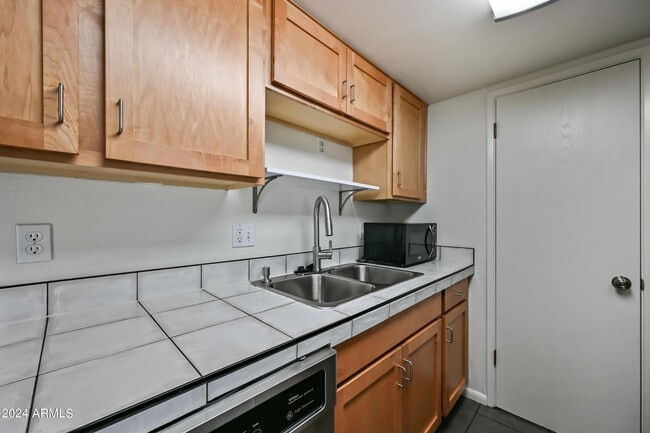 Building Photo - 729 E Cochise Dr