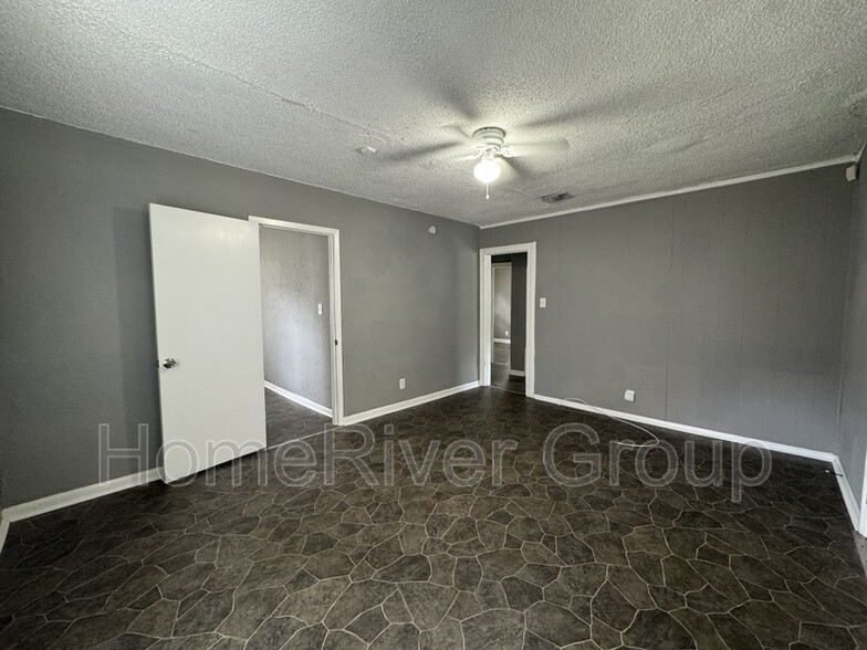Building Photo - 204 E 48th St