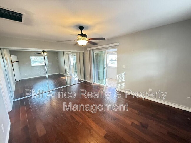 Building Photo - 2202 Clubhouse Dr