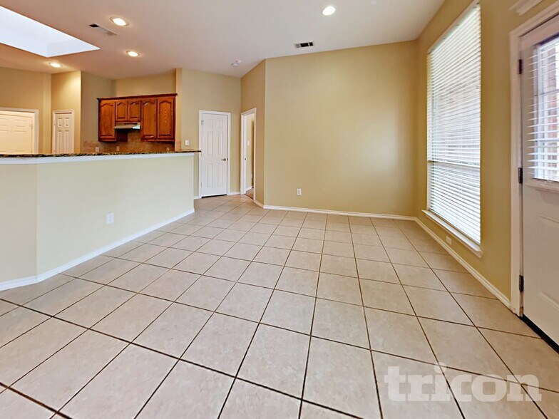 Building Photo - 8622 Granville Dr