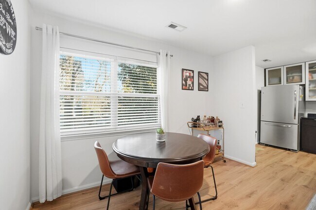 Building Photo - Uptown Living • Prime Location • City Views