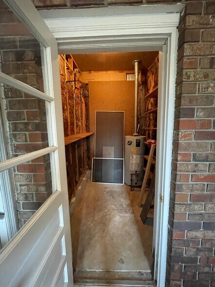 Extra storage room - 1936 Ashmore Ave