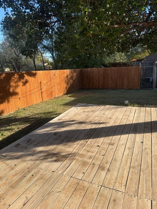 Building Photo - Adorable 2/1 !!! walking distance to the e...