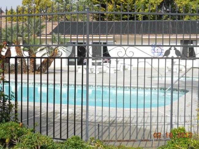 Building Photo - Quail Meadows Upstairs Condo with Easy Access to 101 Frwy/VSFB