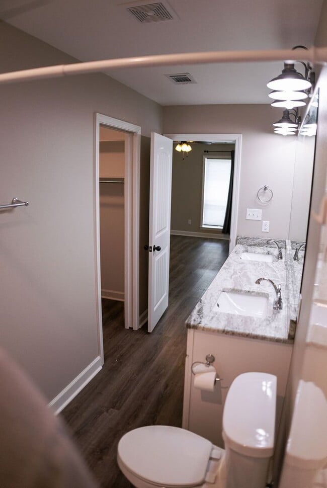 Building Photo - Beautiful home ready!
