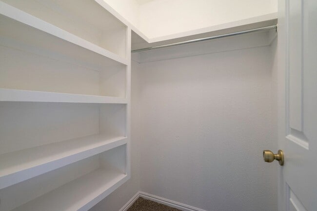 Building Photo - Spacious Updated Townhome in Downtown St. ...
