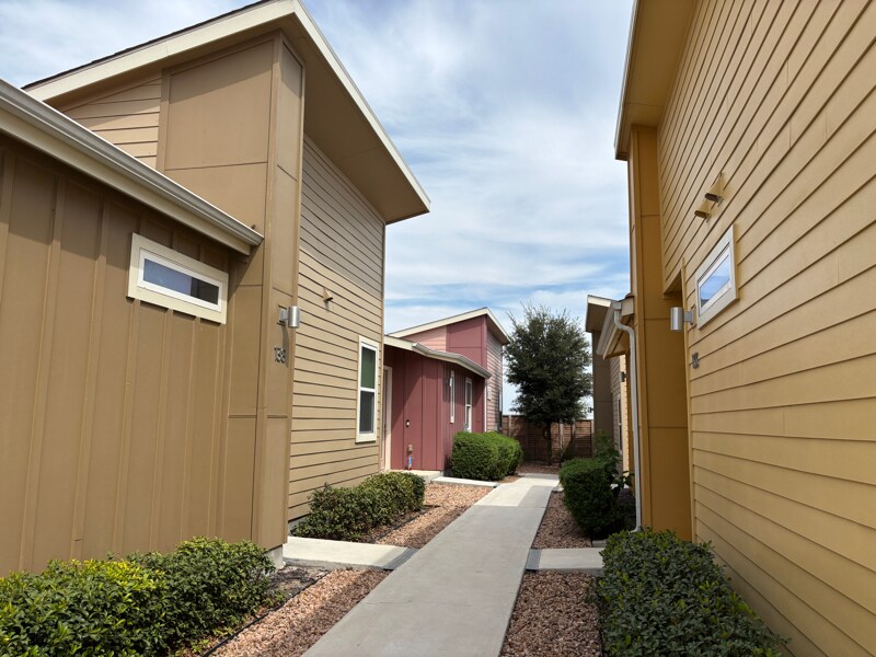 Building Photo - 151 Rikardson St