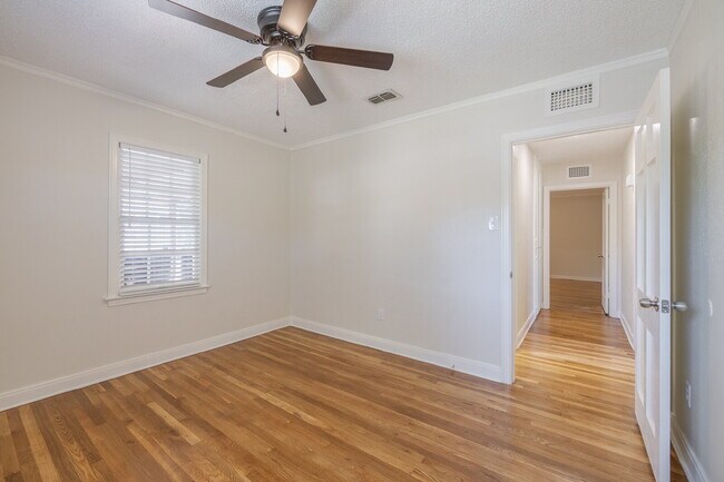 Building Photo - Beautiful Tech Terrace Home! Full of Chara...