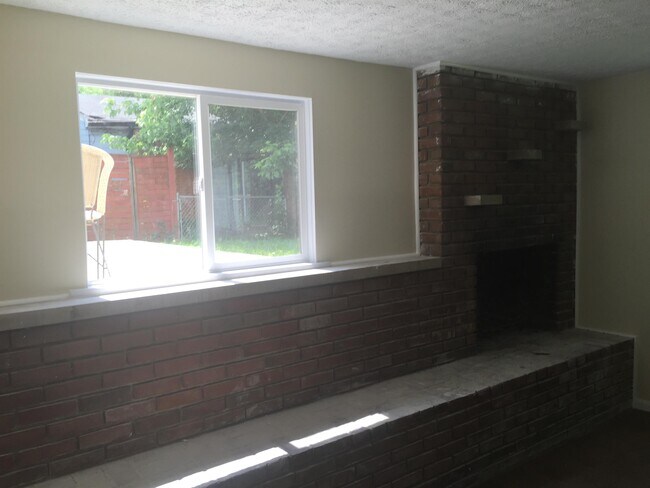 Building Photo - 4976 Labelle Dr