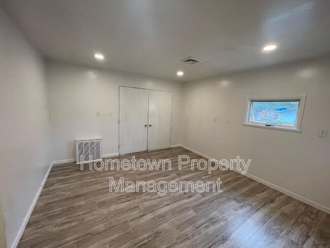 Building Photo - 272 River Rd